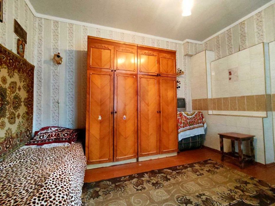 Продам частину будинку в гарному стані, з гаражем. (SP)