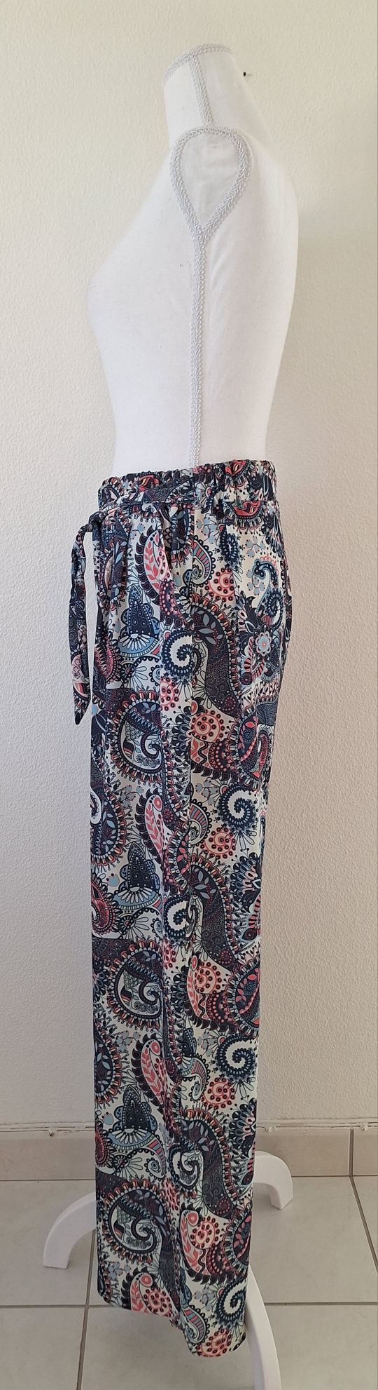 Calça multicolorida (Le Mode)