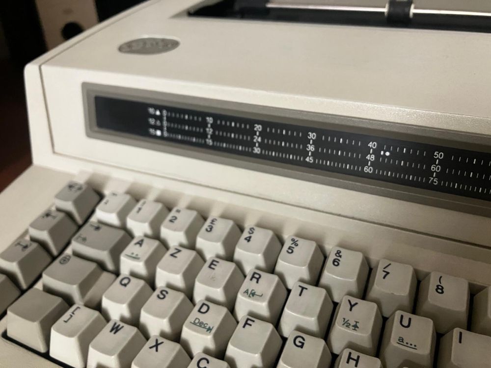 Maquina de escrever IBM 6781 antiga a funcionar