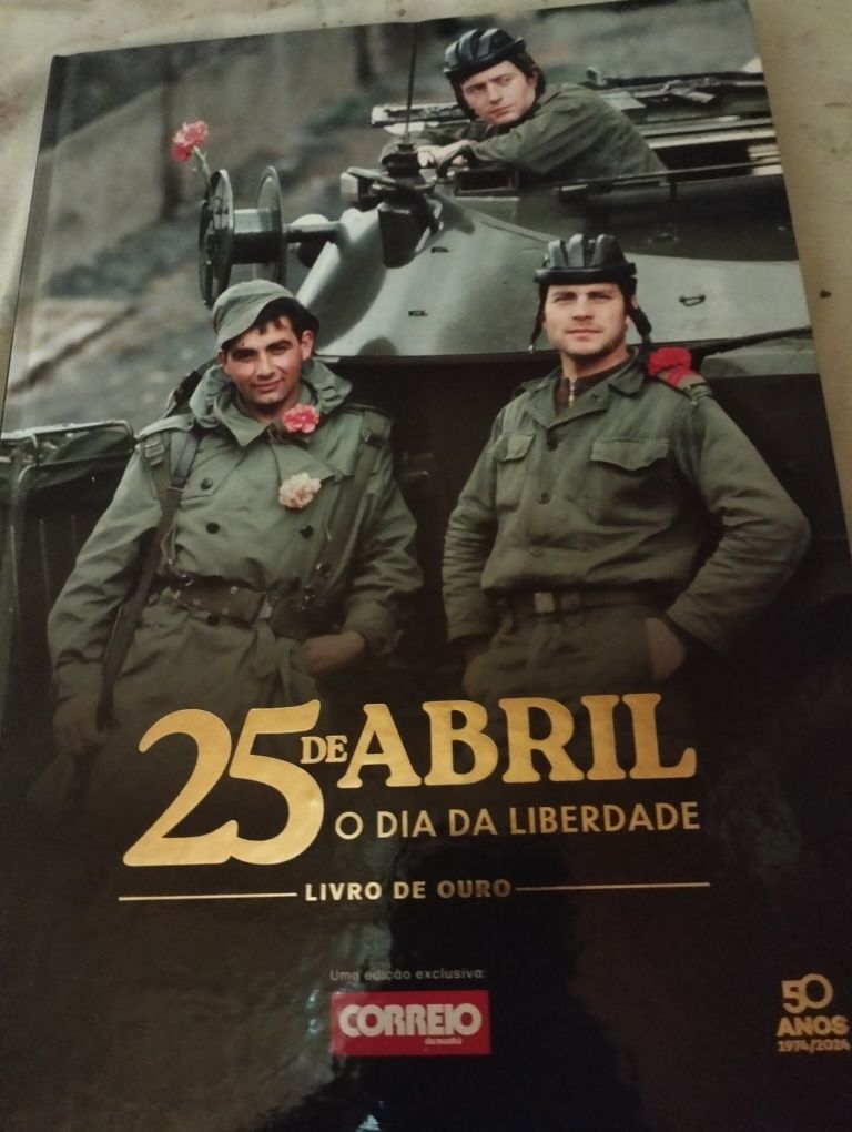 Livro da revolução dos cravos