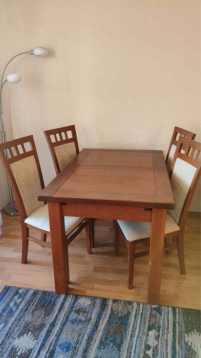 Dwa stoły i krzesła