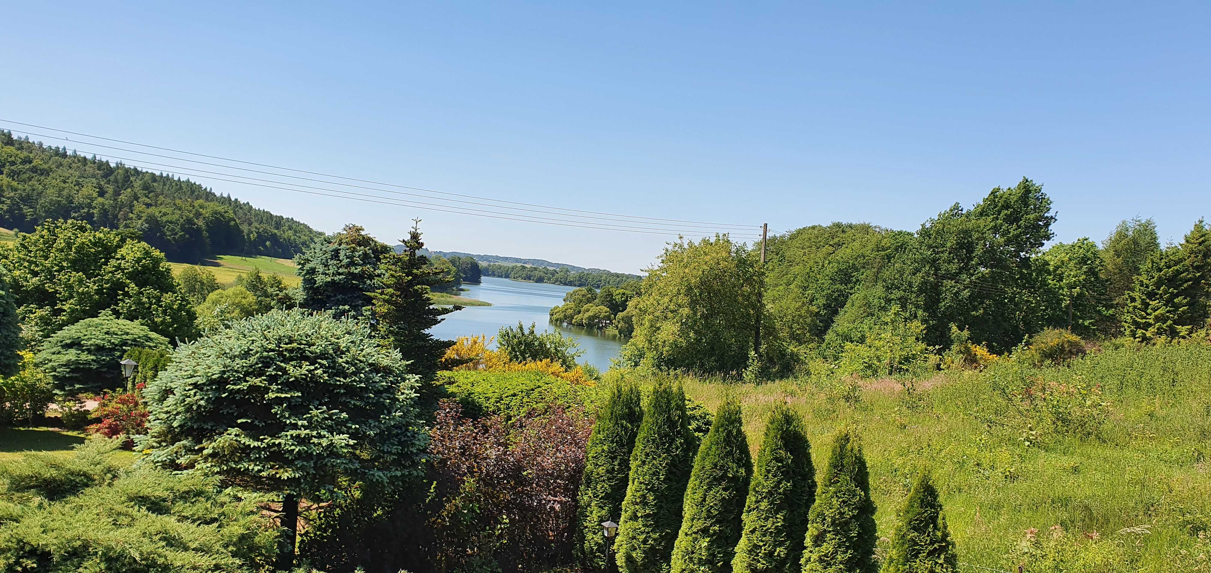 Domek letniskowy nad jeziorem na kaszubach z widokiem na jezioro i las