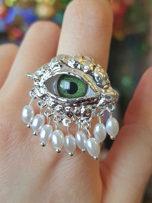 Anel surrealista olho verde, metal prateado, tamanho ajustável