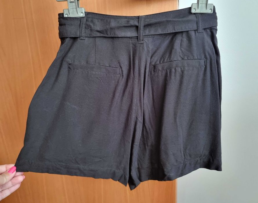 Calções pretos de cintura subida com laço para apertar H&M, tamanho 34