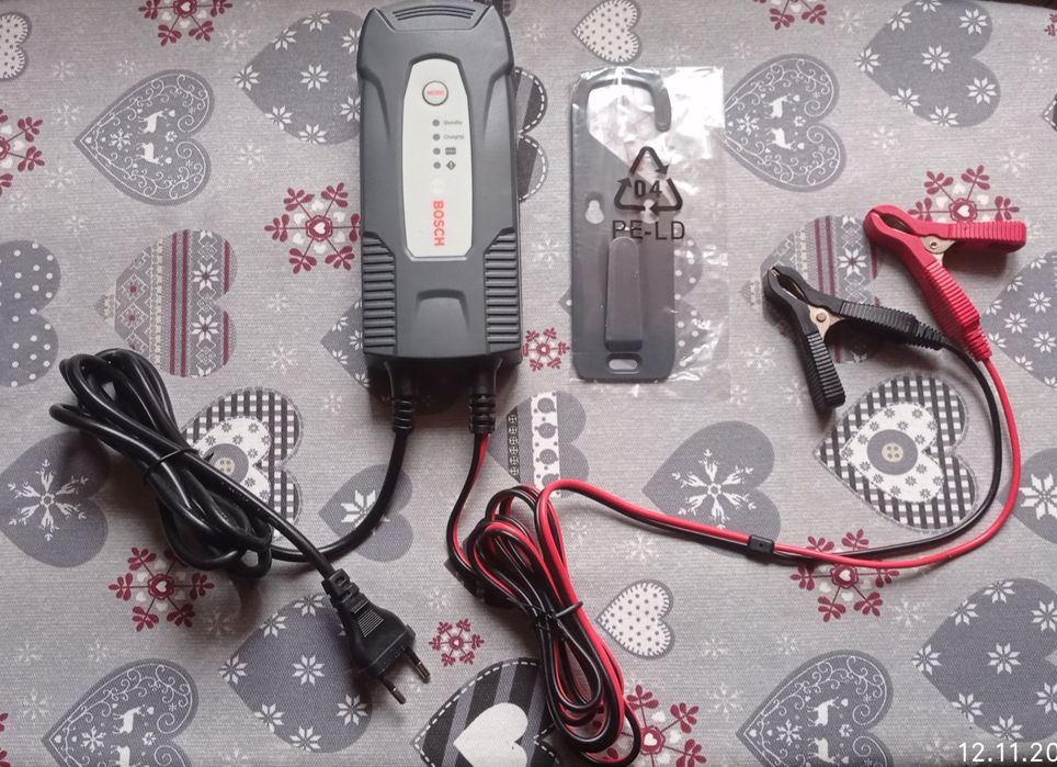 Автомобільний зарядний пристрій