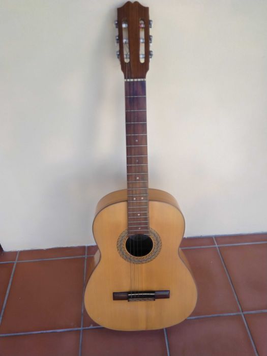 Viola antiga de cordas