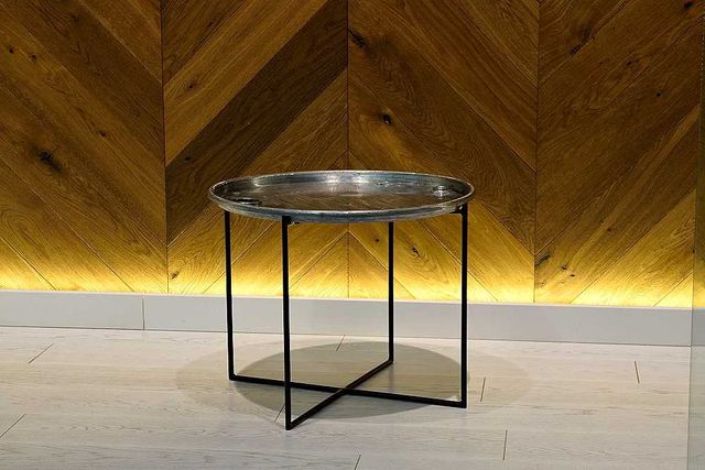 Okrągły metalowy stolik kawowy w stylu industrialnym