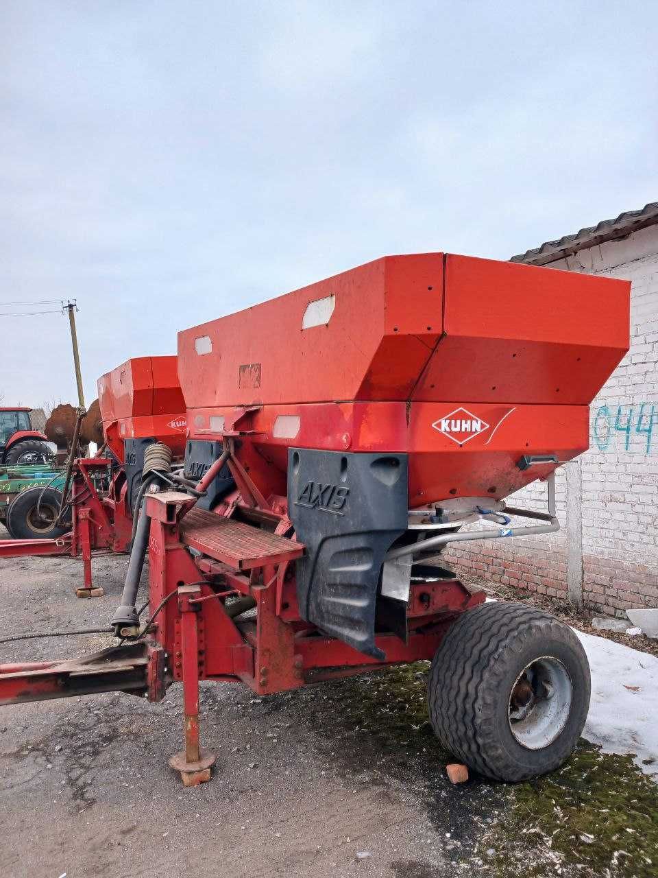 Розкидачі міндобрив КUHN AXIS 30.1