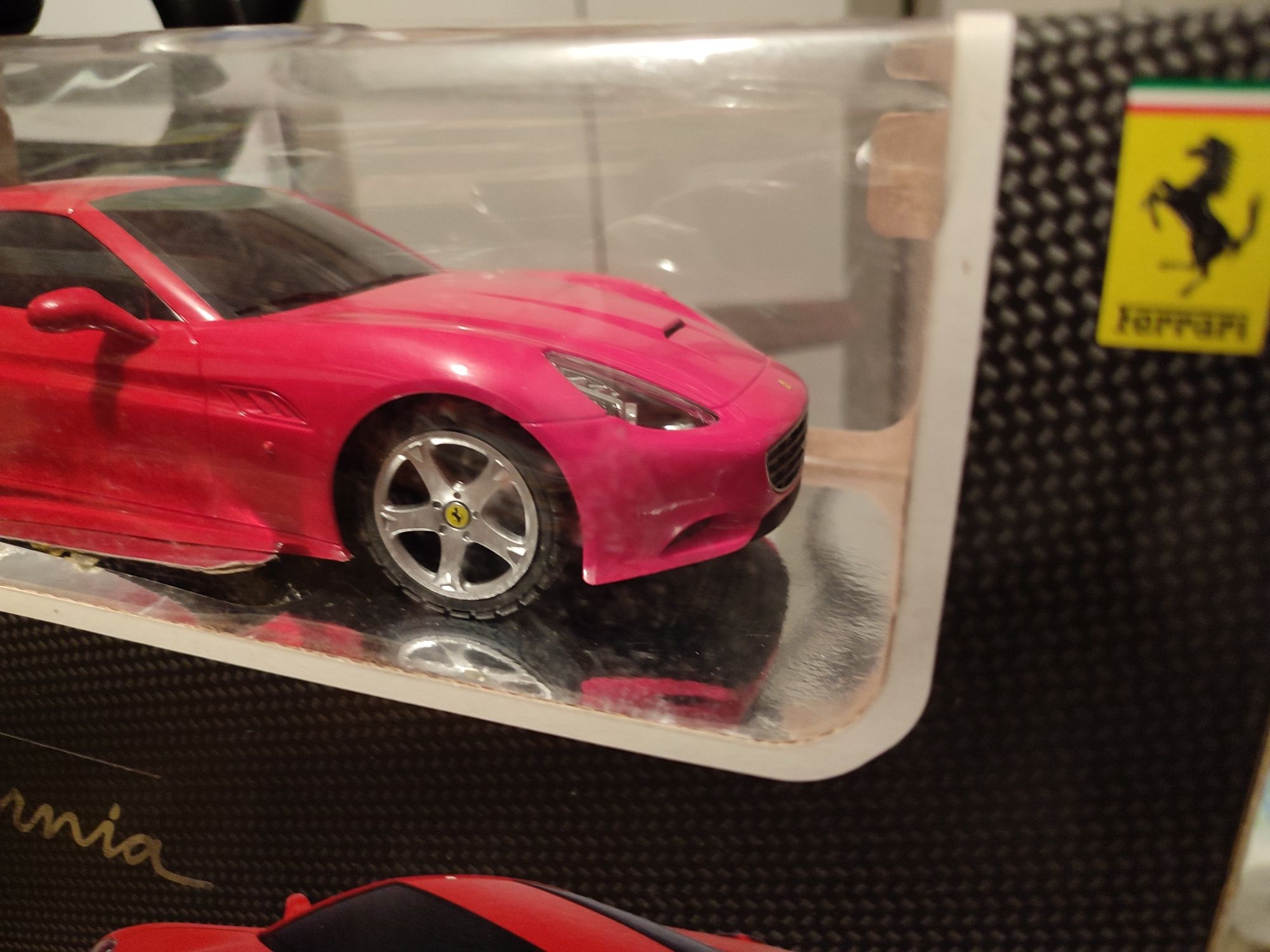 Ferrari vermelho, idade 8+, novo