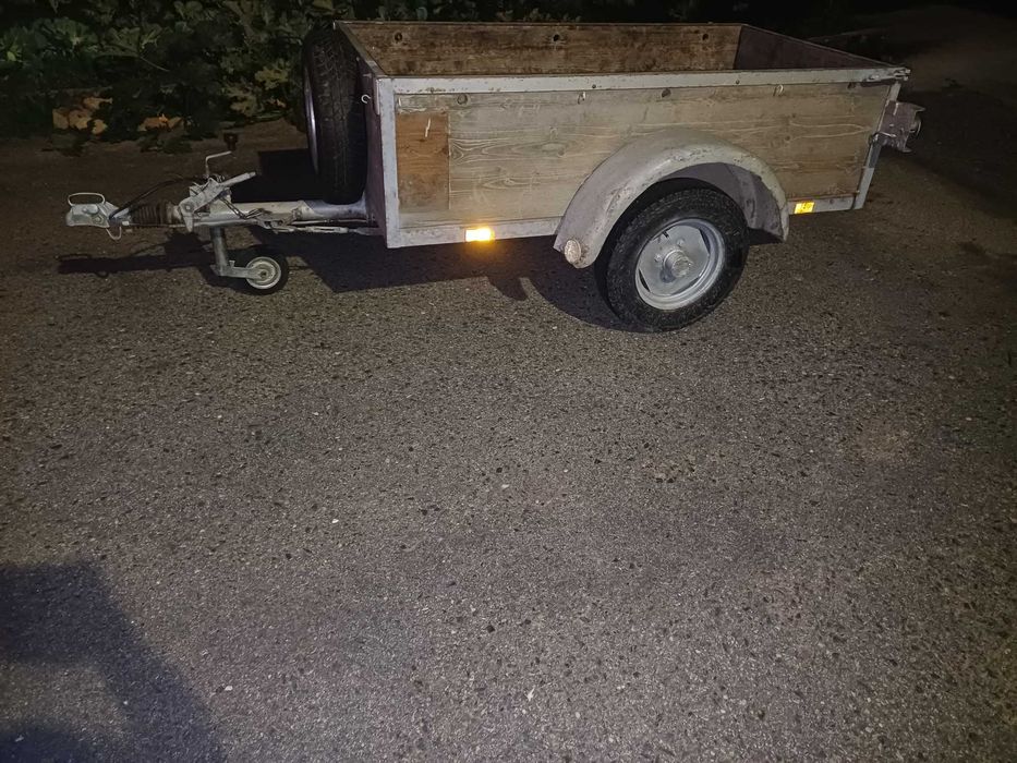 Atrelado  com travão de inércia