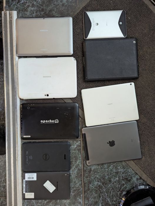 Богатый лот планшетов та смартфонів