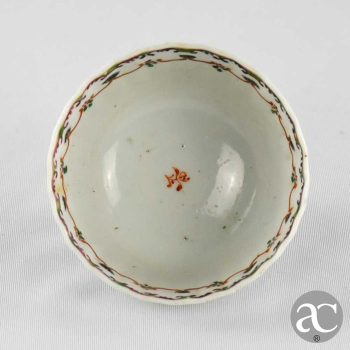 Taça porcelana da China, Qianlong, séc. XVIII, decorada com flores