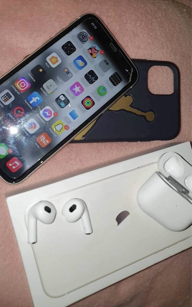 iPhone 11 AirPods 3