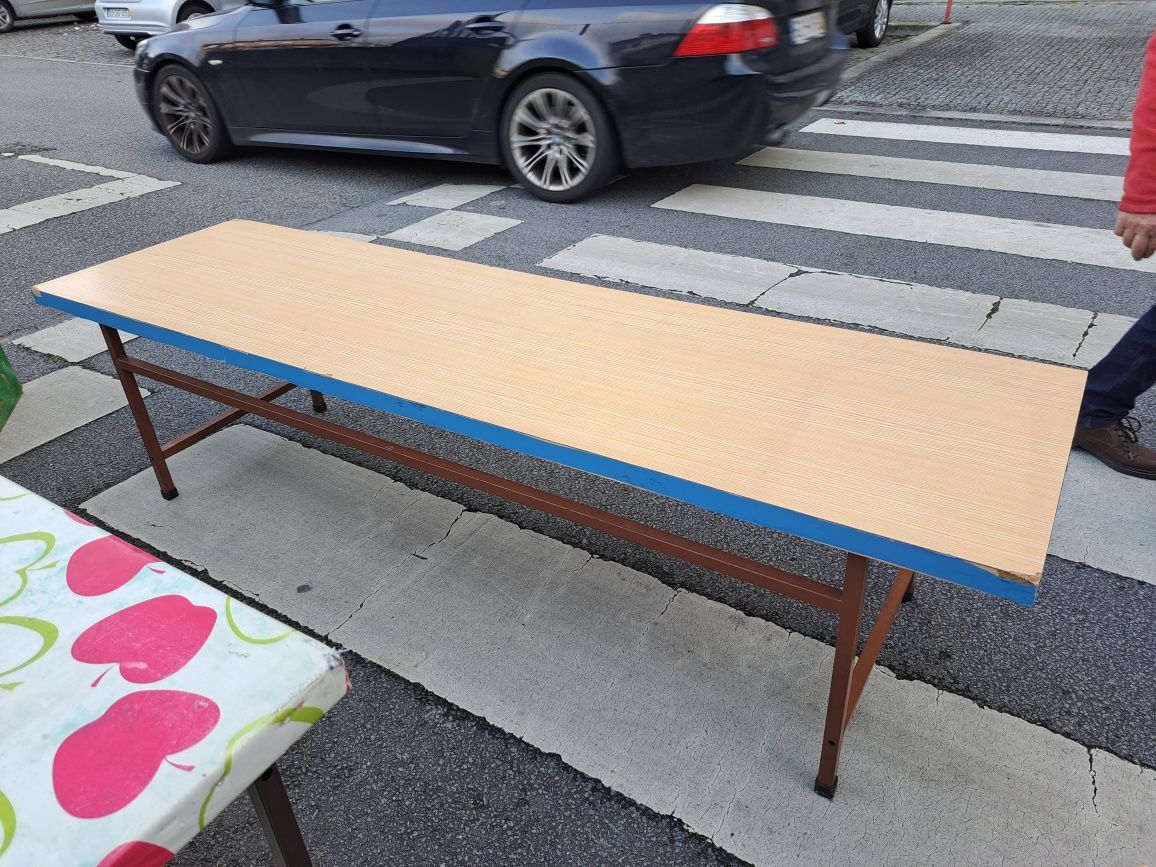 Mesa retangular baixa para crianças