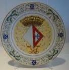 2 Pratos armoriados, em  porcelana portuguesa