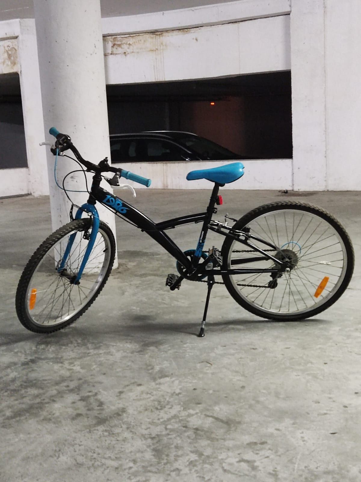 Bicicleta preta.