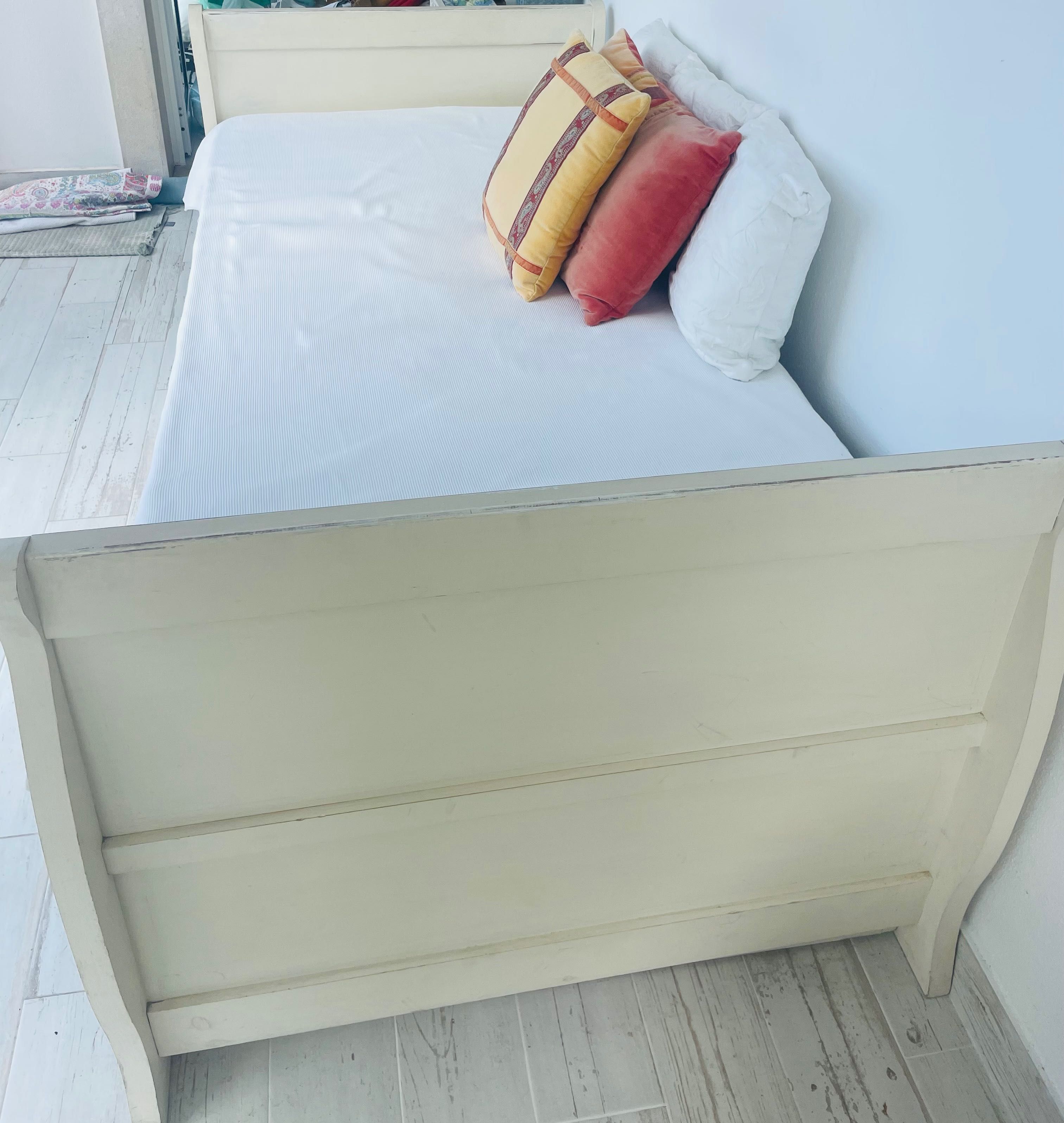 Cama individual com dois colchões  .