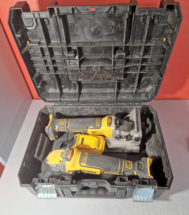 Frezarka Dewalt DCW682+ Szlifierka kątowa DCG409VS+ aku 5Ah+ walizka