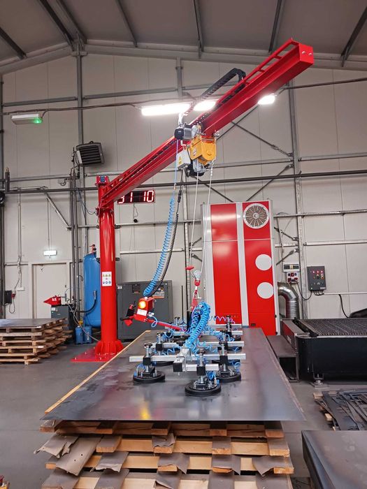 Żuraw stacjonarny 600 kg wraz z chwytakiem próżniowym do arkuszy blach