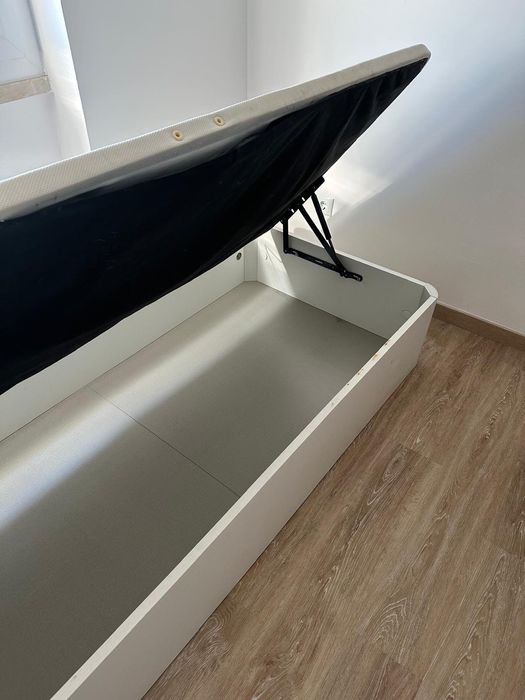 Vendo summier em muito bom estado com as seguintes medidas 90×190 cm.