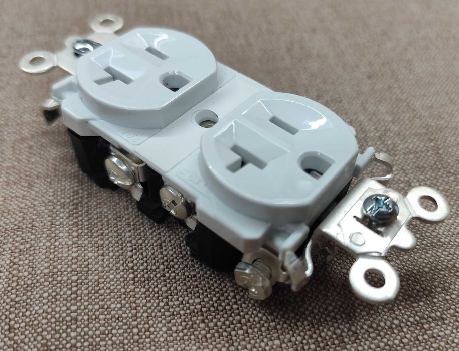 Hi-Fi US розетка The Contender от Acme Audio Labs  (криосеребро + CFC)