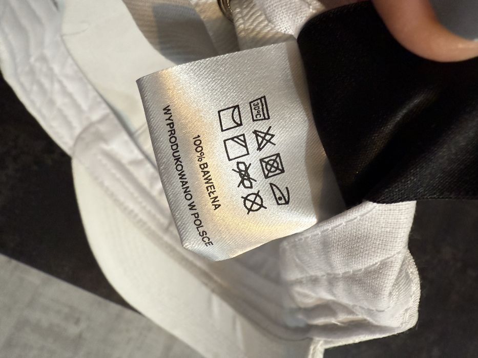 Biała czapeczka czapka z daszkiem Prosto merch Axe róże