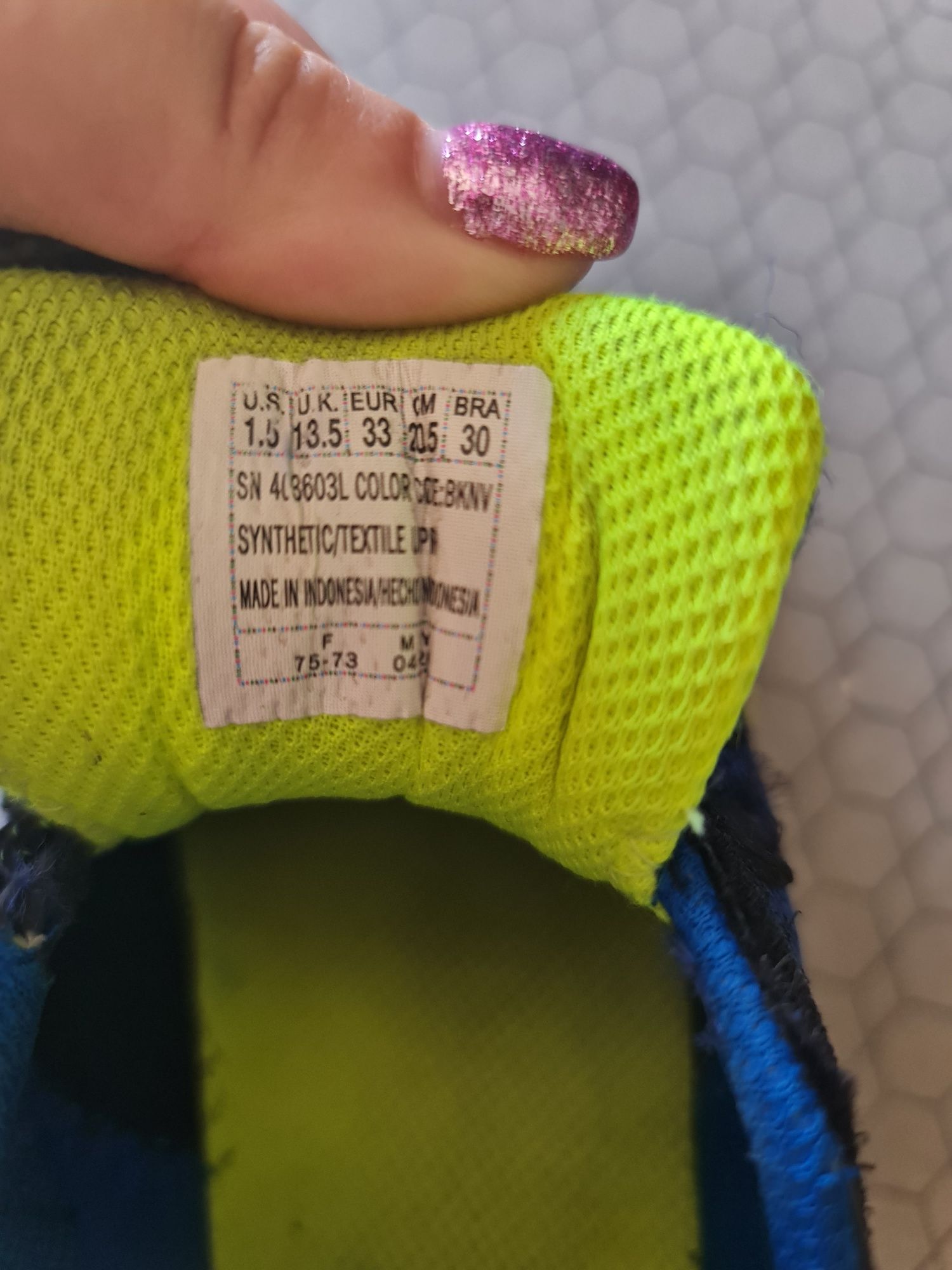 Tenis Skechers azuis com amarelo . Tamanho 33