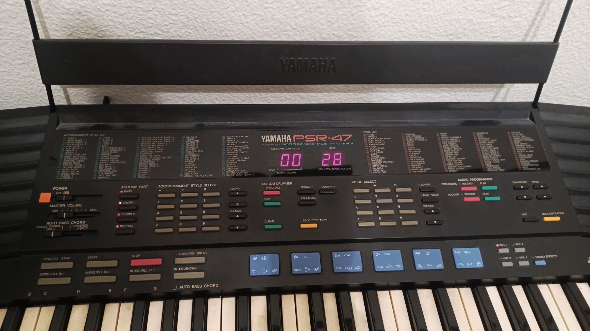 Teclado Yamaha PSR-47 – Vintage, completo e funcional

Órgão eletrónic