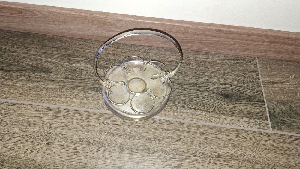 Zabytkowy stojak na kieliszki