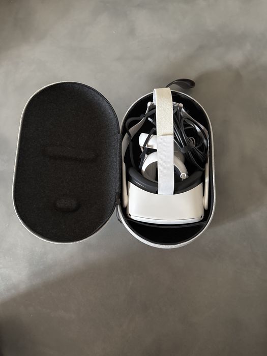 Oculus quest 2 256gb + case + quest link cable