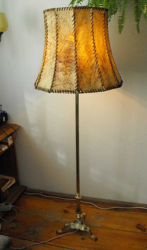 Mosiężna lampa podłogowa z abażurem