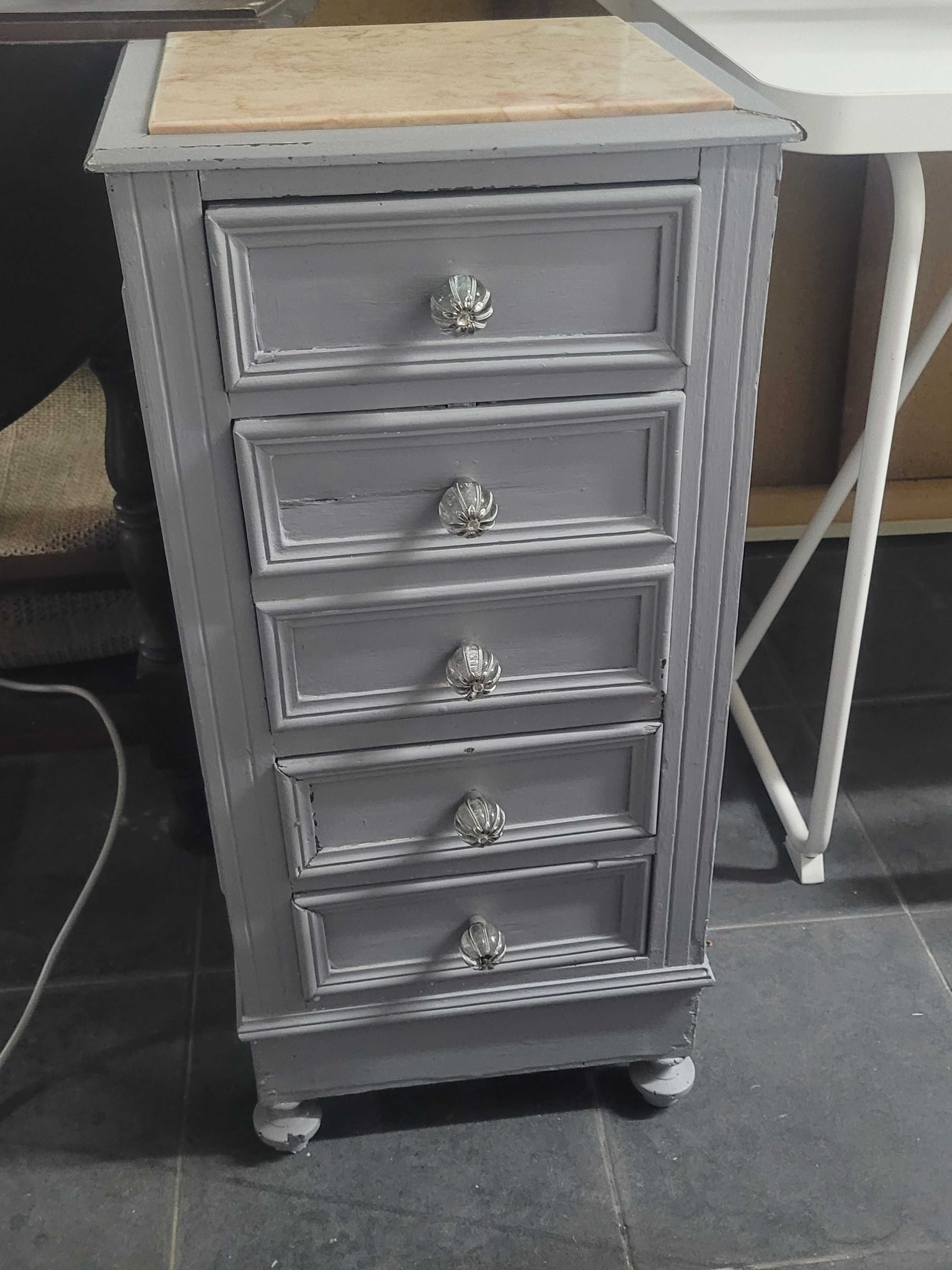 Mesa de cabeceira muito antiga