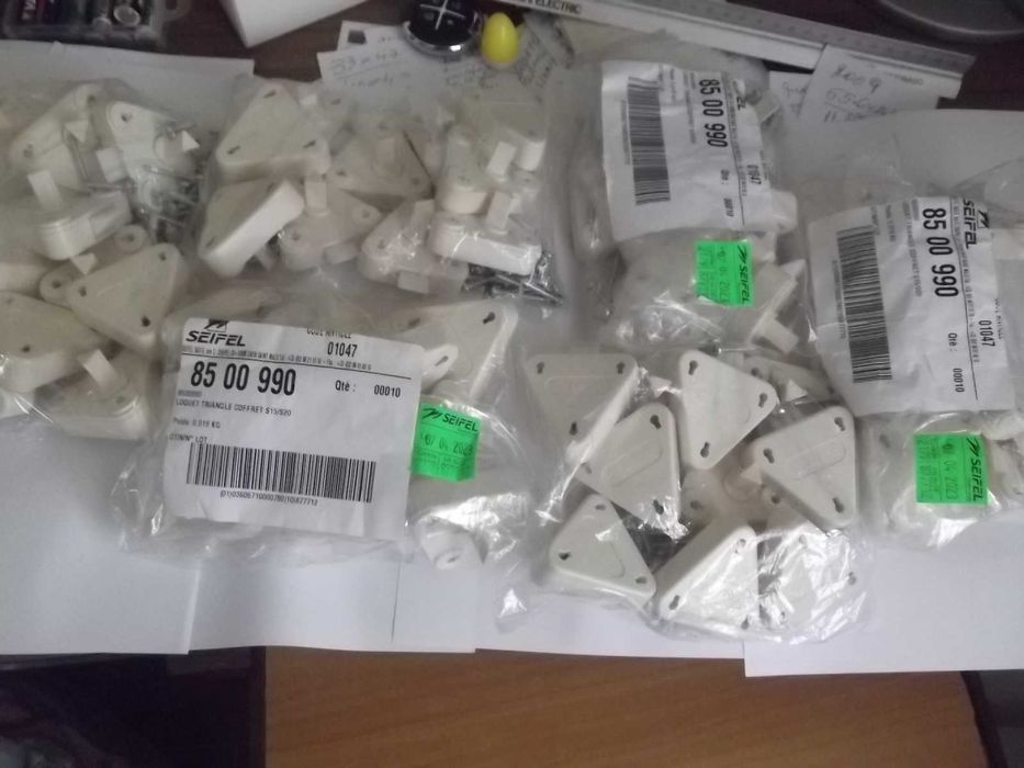 Fechaduras  Seifel triangulares especiais para portas de caixas de gás