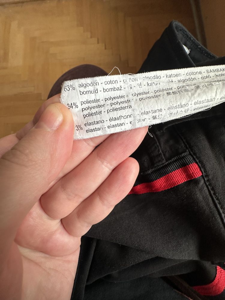 Czarne skinny jeans Bershka z czerwonymi lampasami