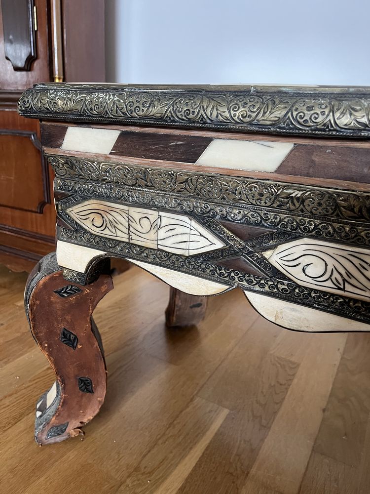 Mesa marroquina madeira, latão e osso trabalhada