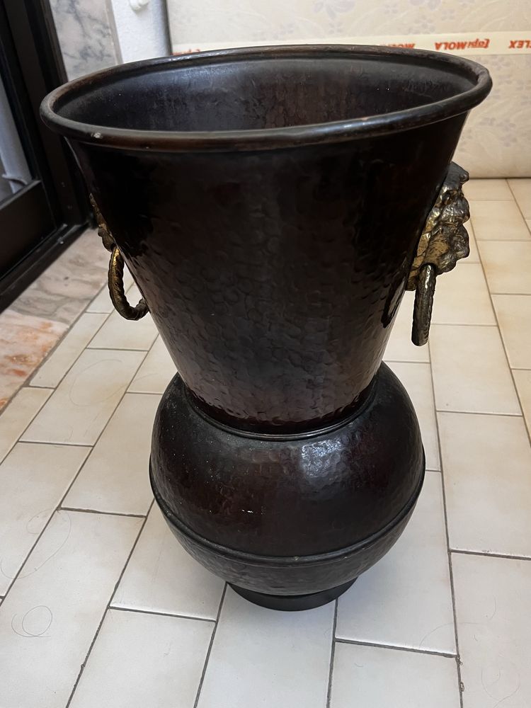 Vaso de cobre com detalhe