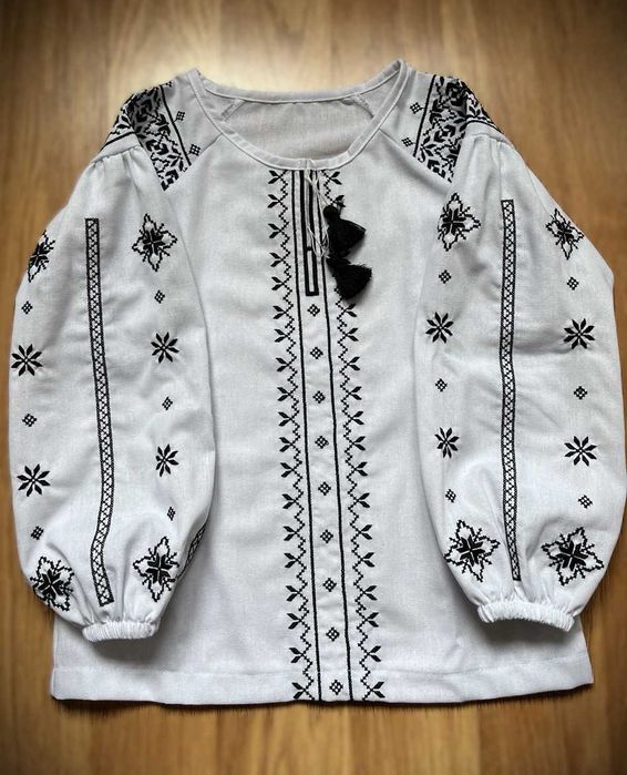 Біла вишиванка дитяча для дівчинки в садок і школу довгий рукав