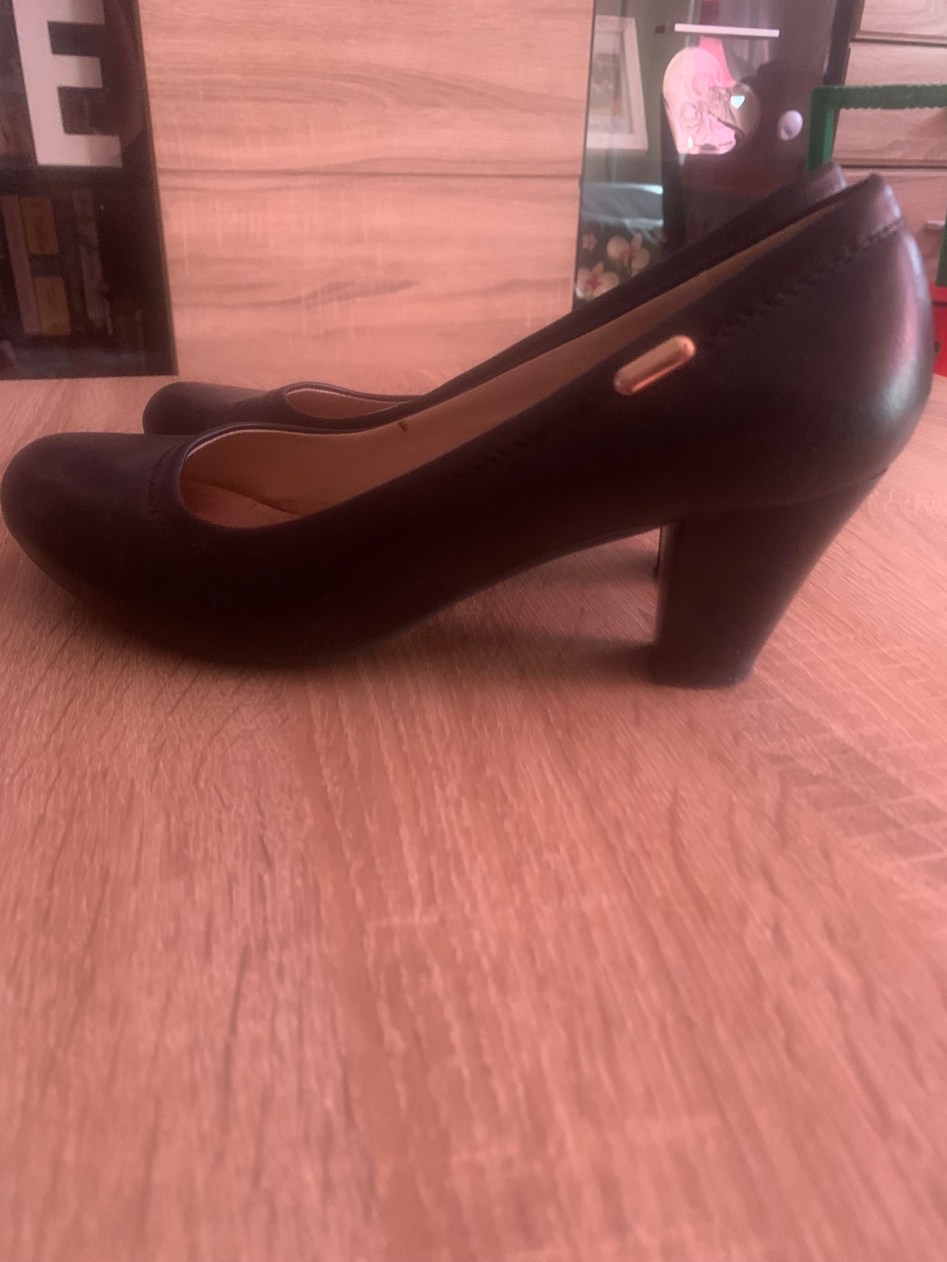 Buty na obcasie skórzane