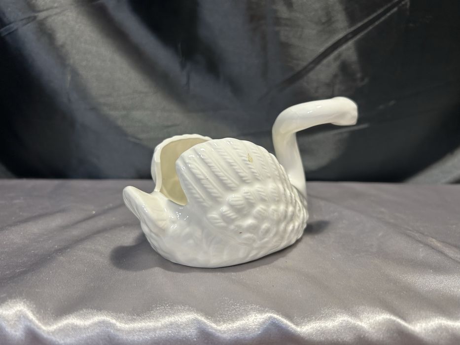 Ceramiczny Łabędź z Zakręconą Szyją – Elegancka Ozdoba