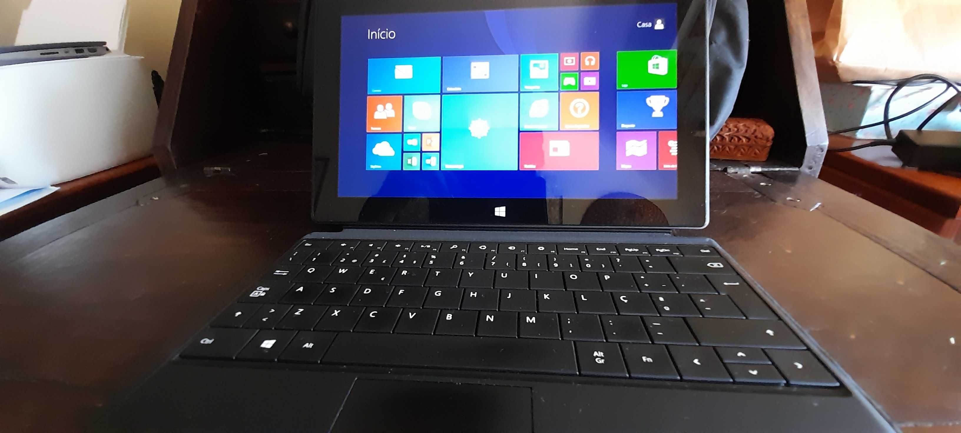 Surface RT 8.1 com teclado rígido, carregador e bolsa de transporte