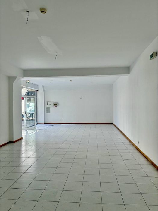 Sala comercial nova, localizada no centro de Águeda
