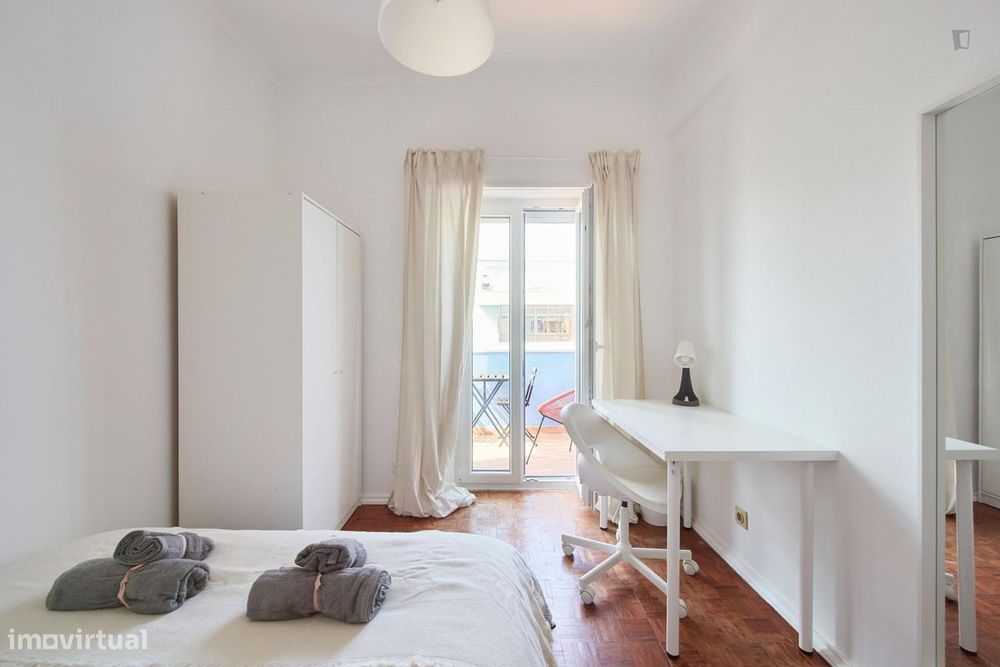 700907 - Quarto com cama de casal em...