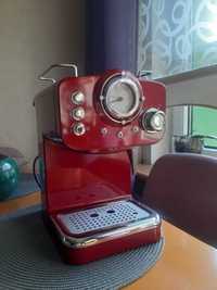 Czerwony ekspres do kawy w stylu retro
