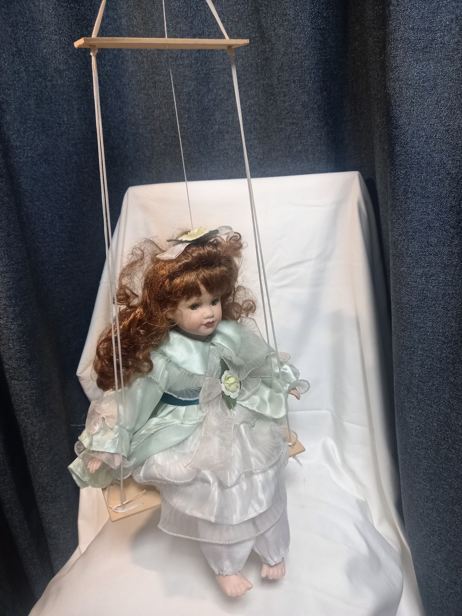 Коллекционная фарфоровая кукла на качелях