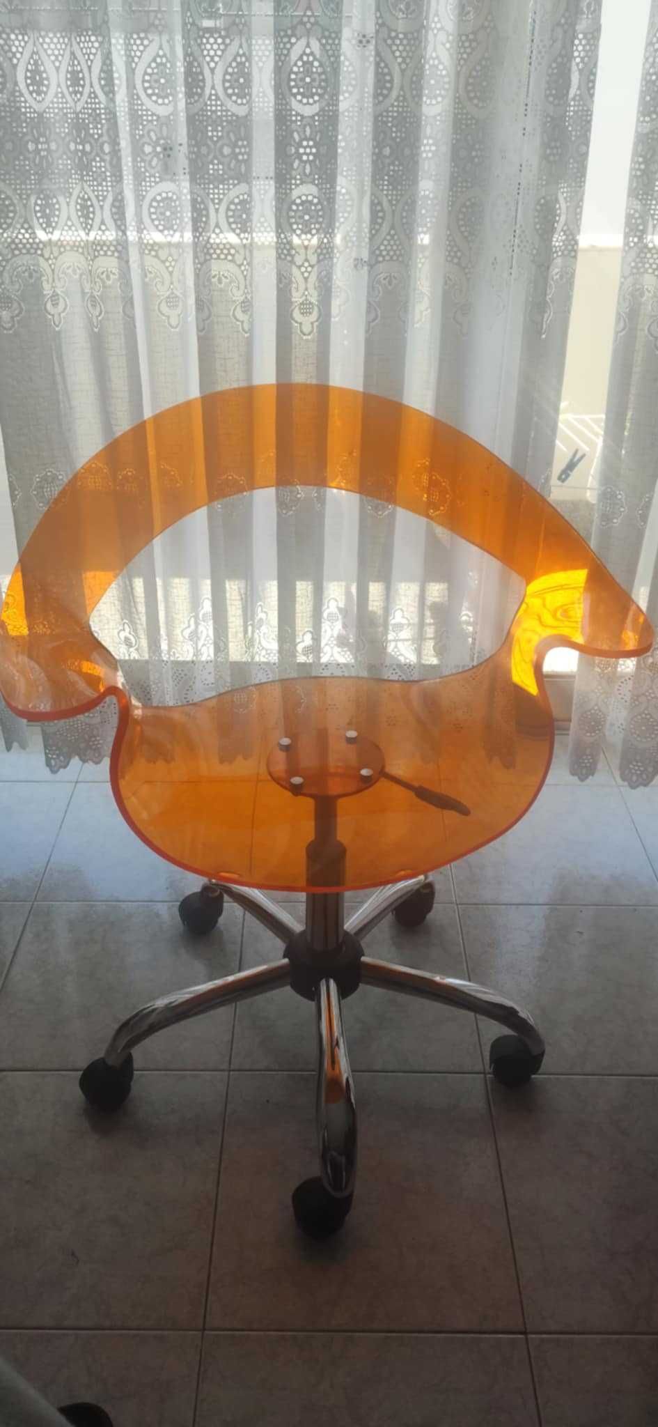 Cadeira Laranja como nova
