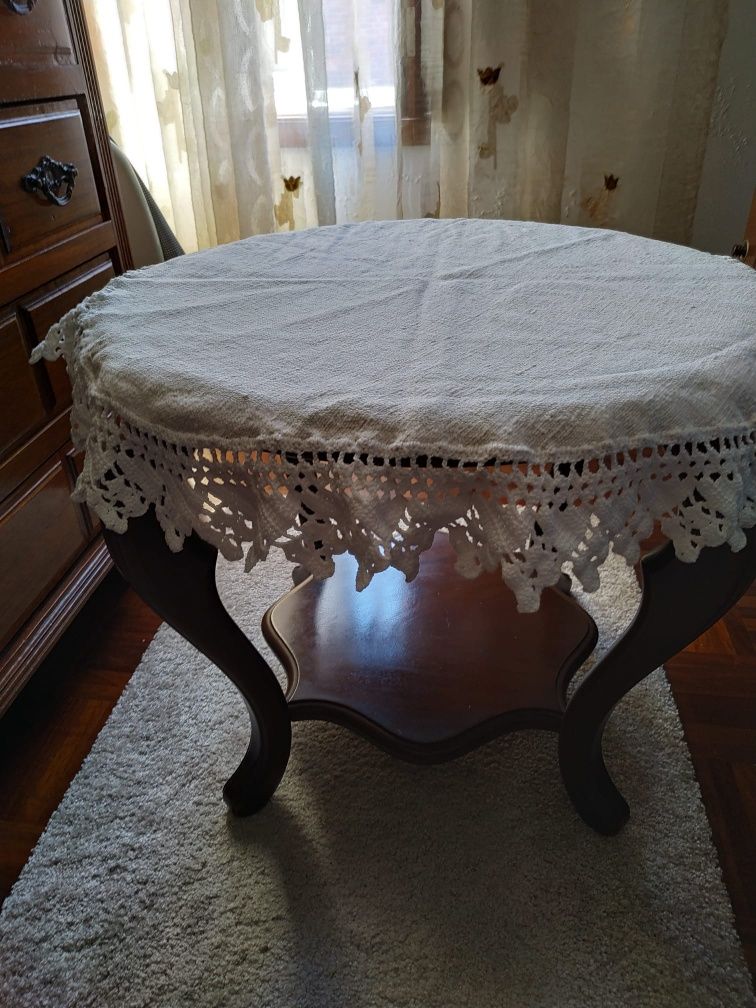 Mesa pequena em madeira, com oferta de panos