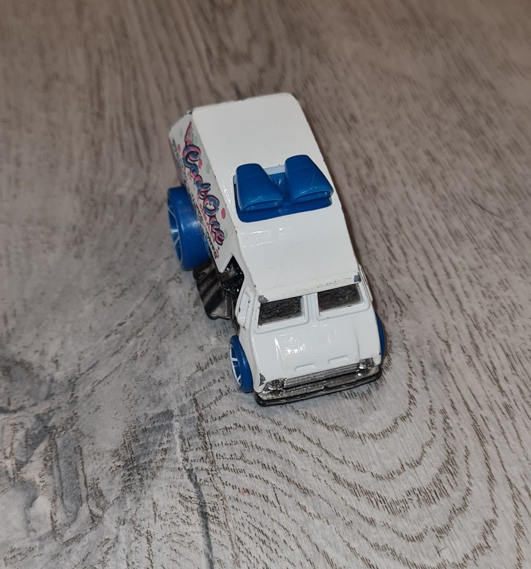 Autko samochód resorak Hot Wheels biało niebieski