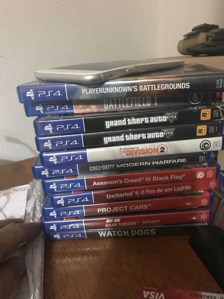 Vendo ps4 1 tr em bom estado com 15 jogos