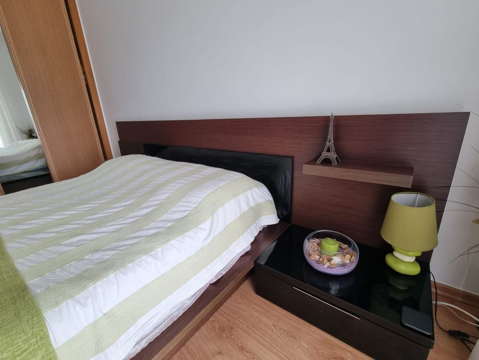 Cama de casal com mesa cabeceira e luz lateral