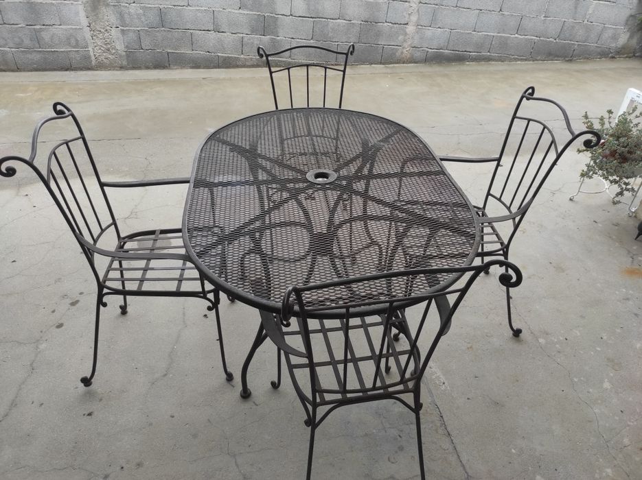 Mesa em ferro para jardim
